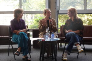 wethouder pels in gesprek met de presentatoren